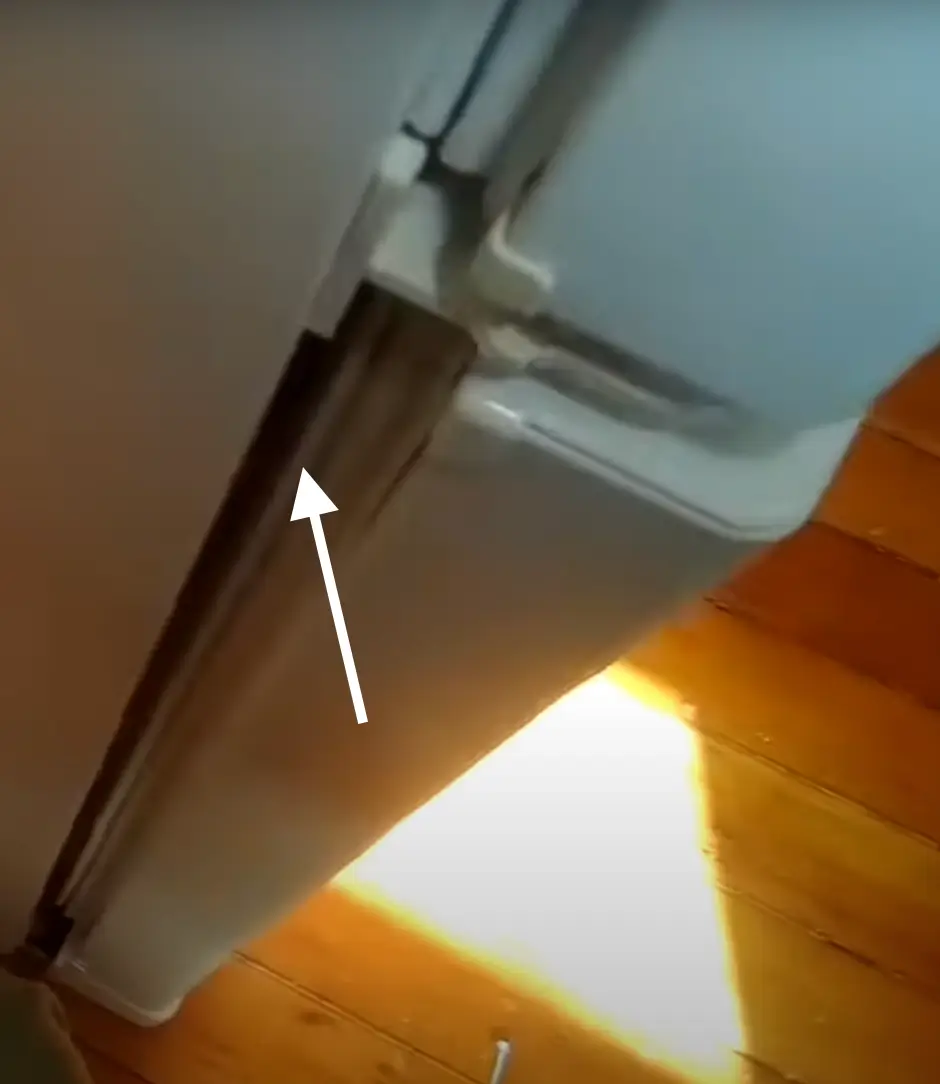 Image of gap between refrigerator and his door