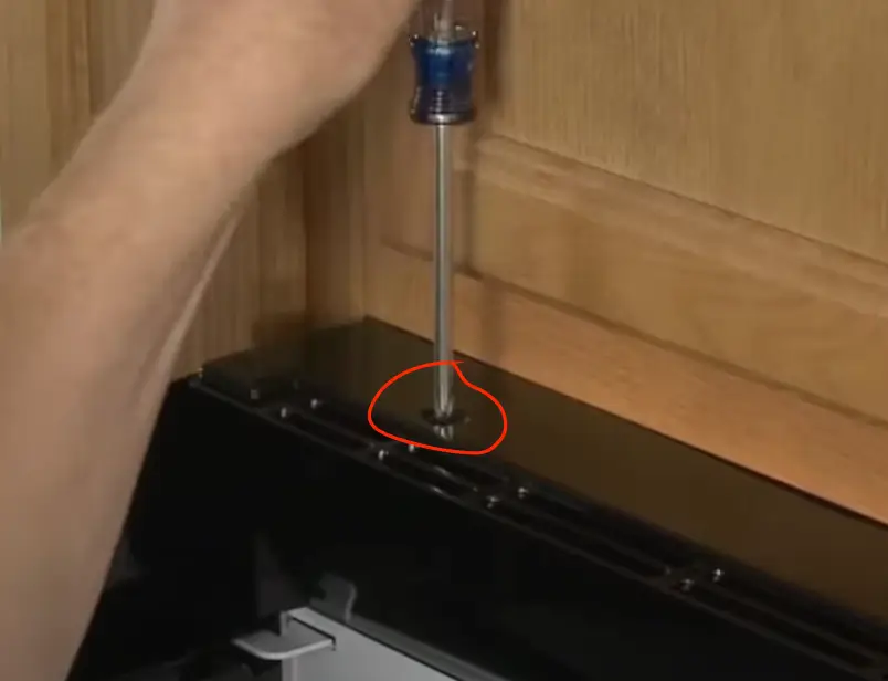 Image of screwdriver that tight the screw of microwave door
